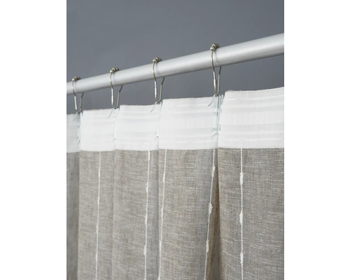 Perdea de duș din material textil cu inele de agățat pe o bară