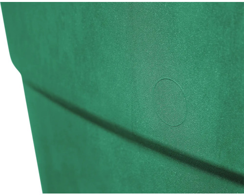 Prim-plan cu un butoi de apă de ploaie verde