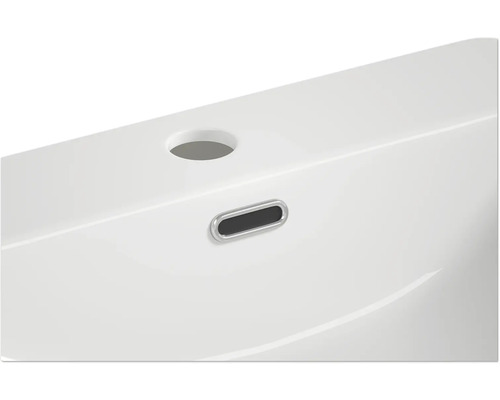 Imagine detaliată cu o chiuvetă albă, cu preaplin și orificiu pentru robinet