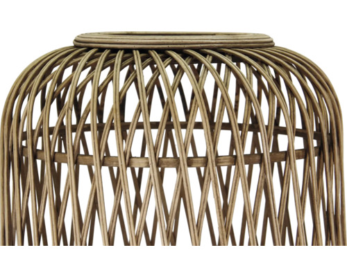 Prim-plan cu abajurul din ratan al unei lămpi.