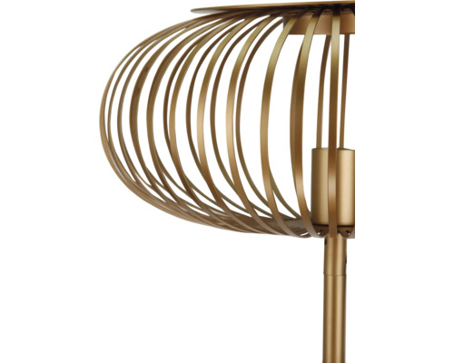 Prim-plan cu o lampă de podea cu cadru metalic