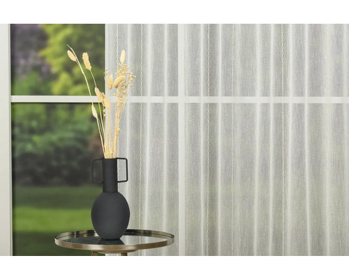 Aranjament decorativ cu perdea, masă și vază de flori