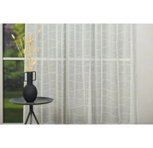 Material decorativ, transparent, pentru perdele, cu model ondulat în fața unei ferestre