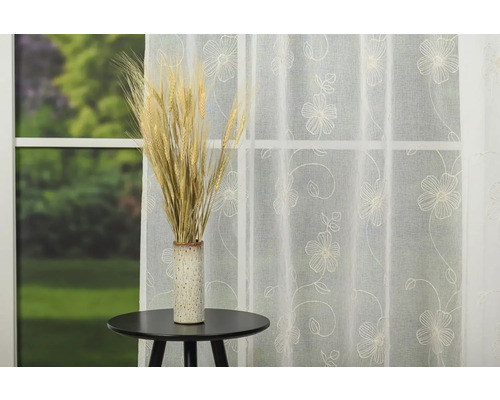 Perdea decorativă pentru fereastră cu model floral și masă cu vază și spice de cereale