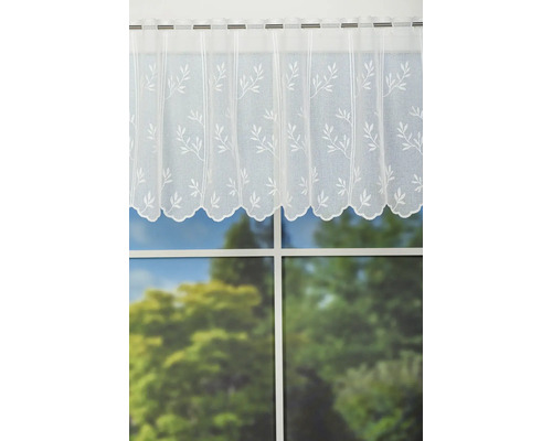 Perdea cu model floral în fața unei ferestre