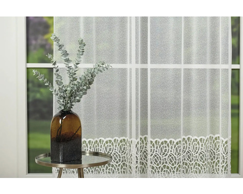 Fereastră decorativă cu perdea, masă și vază