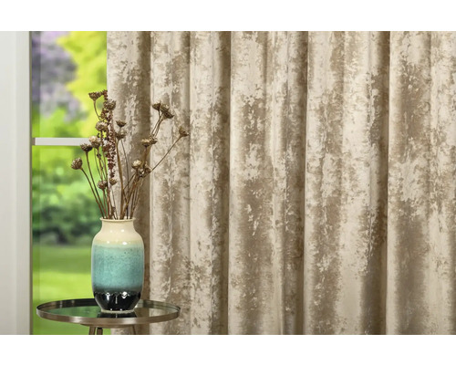 Ambianță decorativă de living cu perdea și vază pe o masă