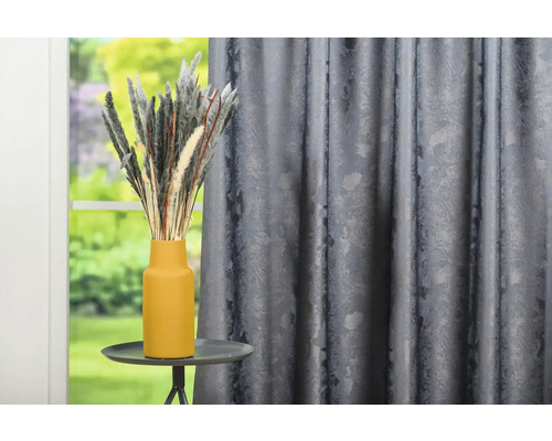 Interior decorativ cu perdea, masă și vază de flori