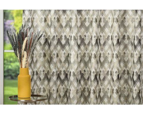 Perdea decorativă cu model geometric și vază galbenă