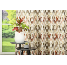 Cortină decorativă cu model grafic lângă două măsuțe laterale cu plante