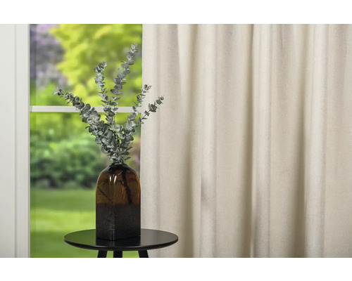 Scenă cu perdea, decorațiune și masă