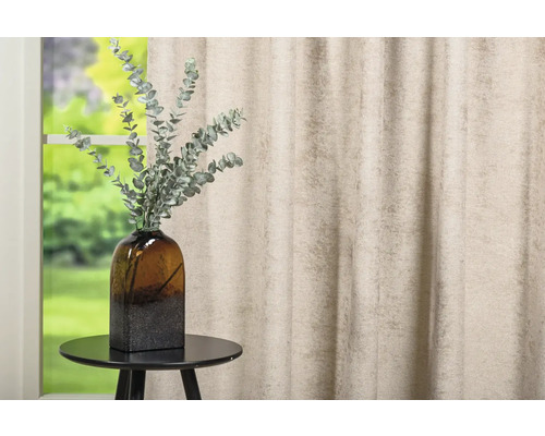 Aranjament decorativ cu perdea, vază și ramuri de eucalipt pe o masă