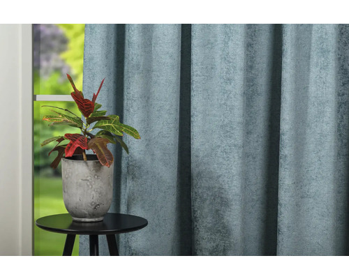 Șaluri decorative în fața ferestrei cu o plantă pe masă