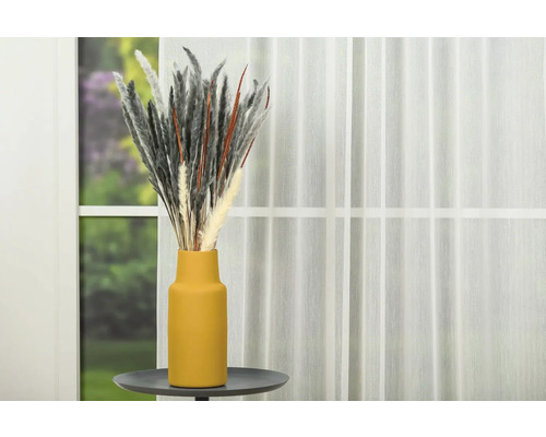 Flori uscate decorative într-o vază pe o masă