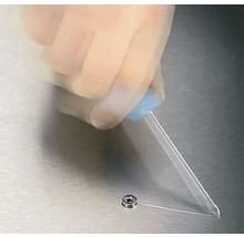 Aplicarea adezivului pe un șurub cu o pipetă