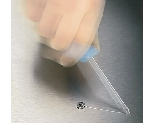 Aplicarea adezivului pe un șurub cu o pipetă