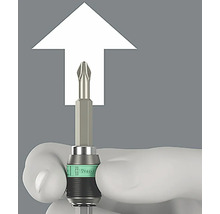 Un bit de șurubelniță Phillips cu un marcaj alb, ținut de o mână.