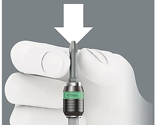 O șurubelniță Wera este ținută de o mână și apăsată în jos cu o săgeată.