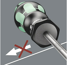 Prim-plan cu o șurubelniță cu semn roșu de interzicere pentru rulare