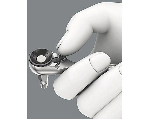 Mână ține mini-cheie cu clichet