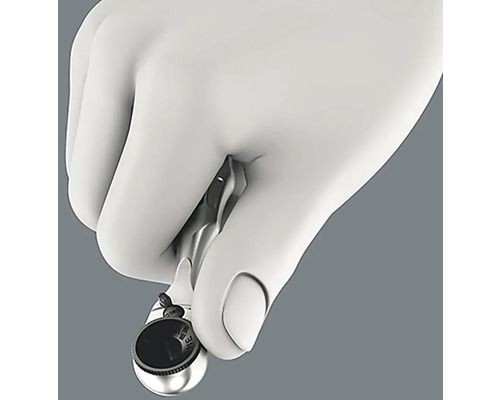 O mână ține un clichet.