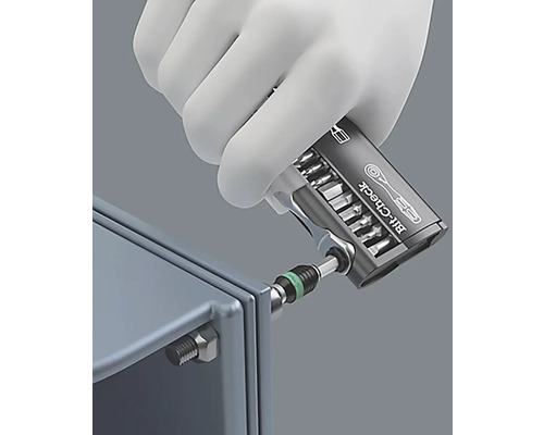 Mână cu mănușă folosind un instrument Bit-Check pentru a înșuruba