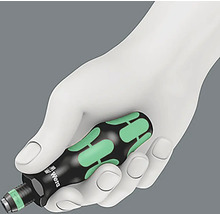 O șurubelniță cu mâner ergonomic ținută într-o mână.