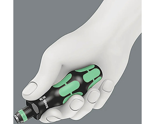 O șurubelniță cu mâner ergonomic ținută într-o mână.