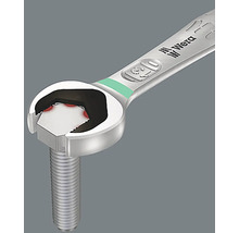 O cheie fixă marca Wera strânge un șurub.