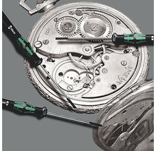 Trei șurubelnițe Wera sunt așezate pe un ceas de buzunar deschis cu mecanism vizibil.