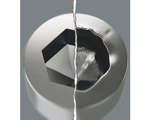 Prim-plan cu o cheie tubulară