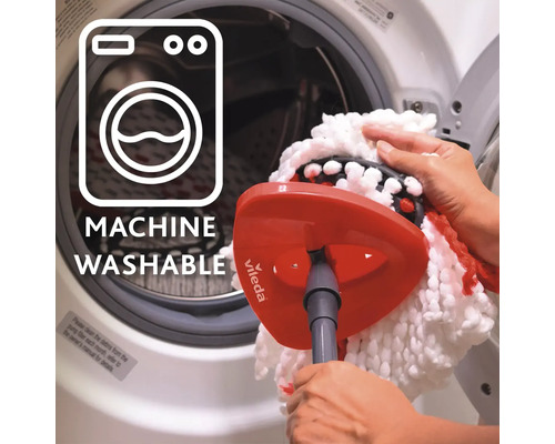 Mop cu simbol lavabil în mașină de spălat în fața mașinii de spălat