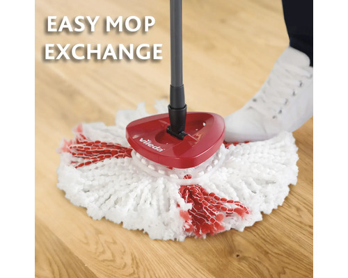 Mop Vileda cu cap interschimbabil pe o podea de lemn