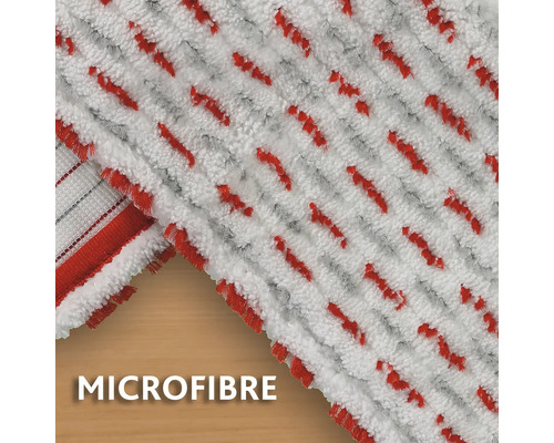 Prim-plan cu o lavetă albă de curățare din microfibră cu model