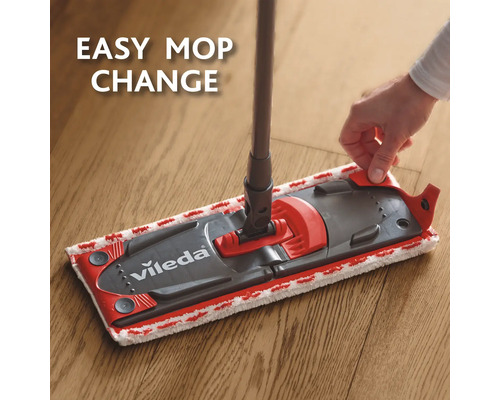 Mop Vileda cu husă interschimbabilă pe podea de lemn