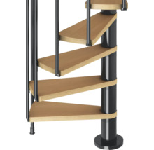 Prim-plan al unei scări în spirală cu trepte din lemn și balustradă metalică