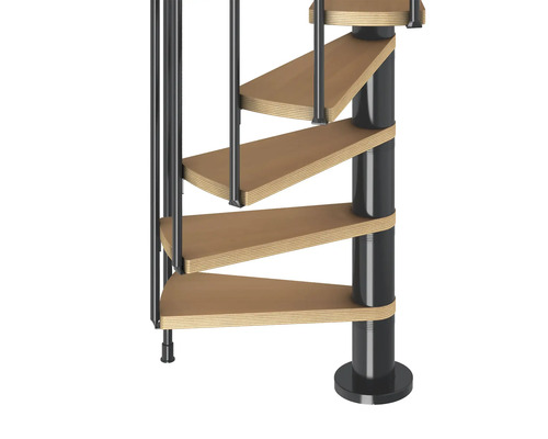 Imagine detaliată a unei scări spiralate cu trepte din lemn și balustradă metalică