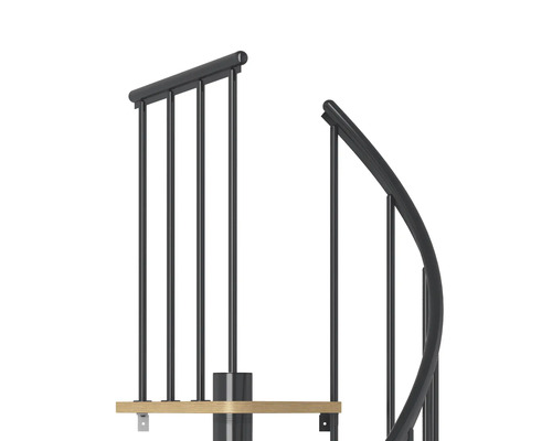 Prim-plan cu o scară spiralată cu trepte din lemn și balustradă metalică