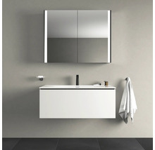 Baie modernă cu dulap sub lavoar, oglindă și robinet