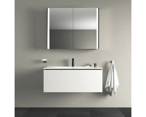 Baie modernă cu dulap sub lavoar, oglindă și robinet