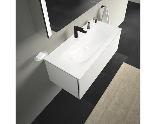 Baie modernă cu dulap de lavoar alb și robinet negru