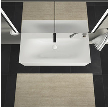 Vedere de sus a unei băi cu chiuvetă, robinet, oglindă, covorașe de baie și prosop