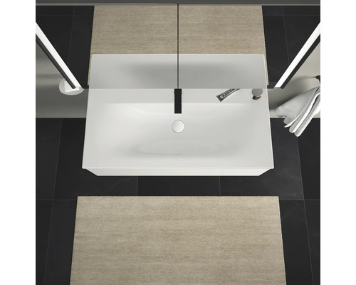 Vedere de sus a unei băi cu chiuvetă, robinet, oglindă, covorașe de baie și prosop