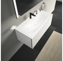 Baie modernă cu lavoar alb, baterie neagră și design minimalist