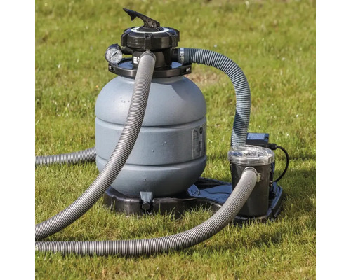 Instalație de filtrare cu nisip pentru piscină pe gazon