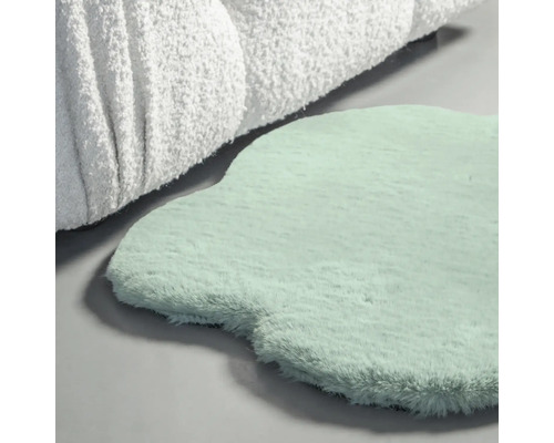 Covor decorativ de formă neobișnuită lângă un textil