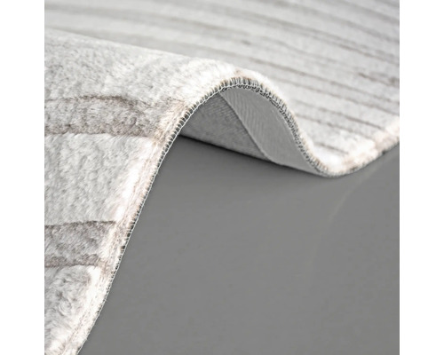 Vizualizare detaliată a unui covor cu model în dungi