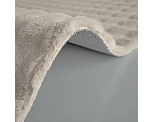 Prim-plan cu un covor gri cu textură zbârlită