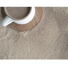 Prim-plan al unui covor cu fibre lungi cu cană