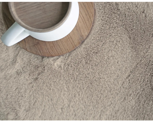 Prim-plan al unui covor cu fibre lungi cu cană